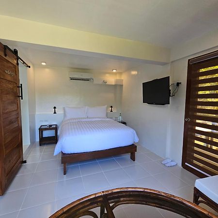 Edgewater Dive & Spa Resort Puerto Galera Buitenkant foto