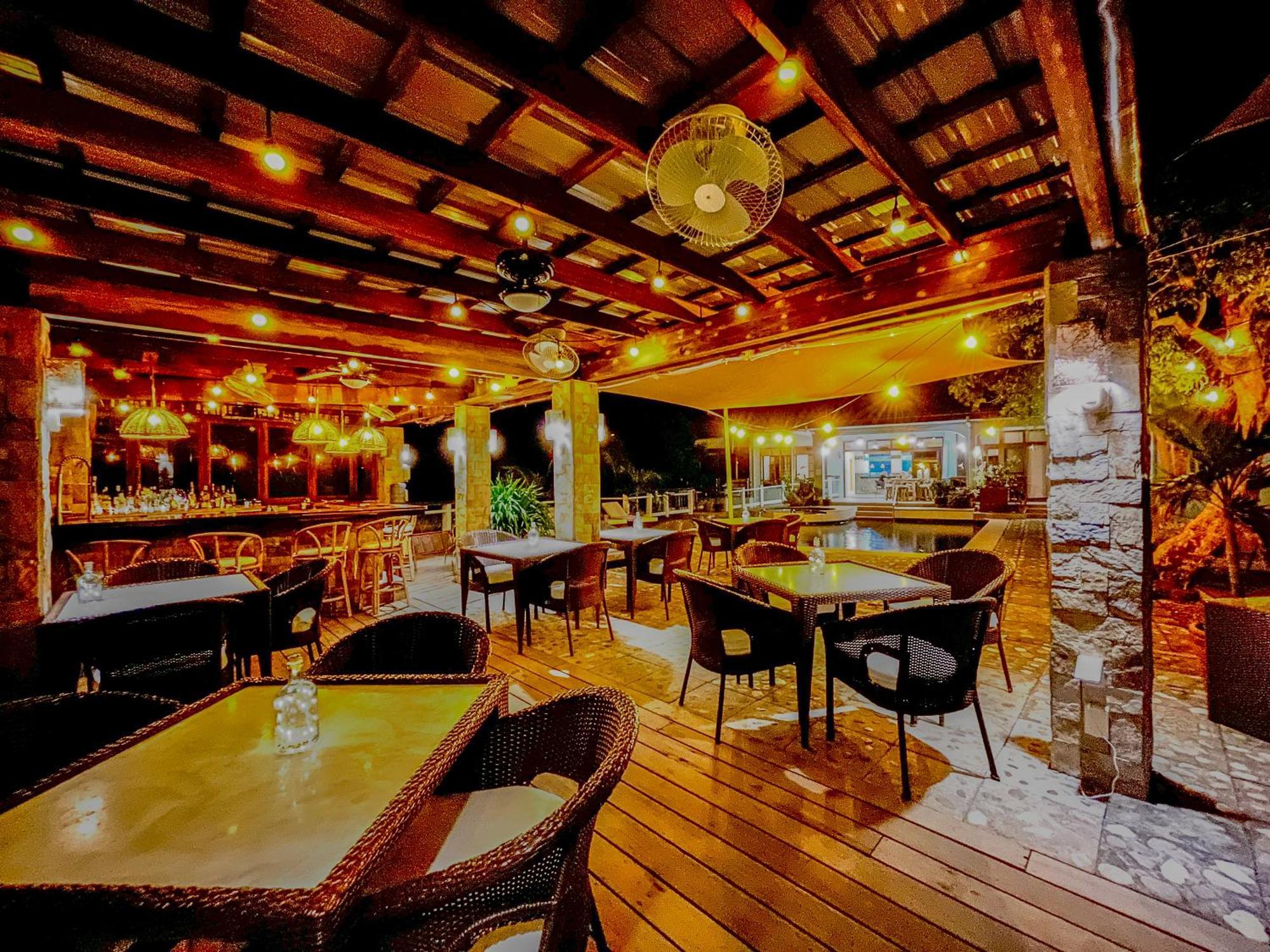 Edgewater Dive & Spa Resort Puerto Galera Buitenkant foto