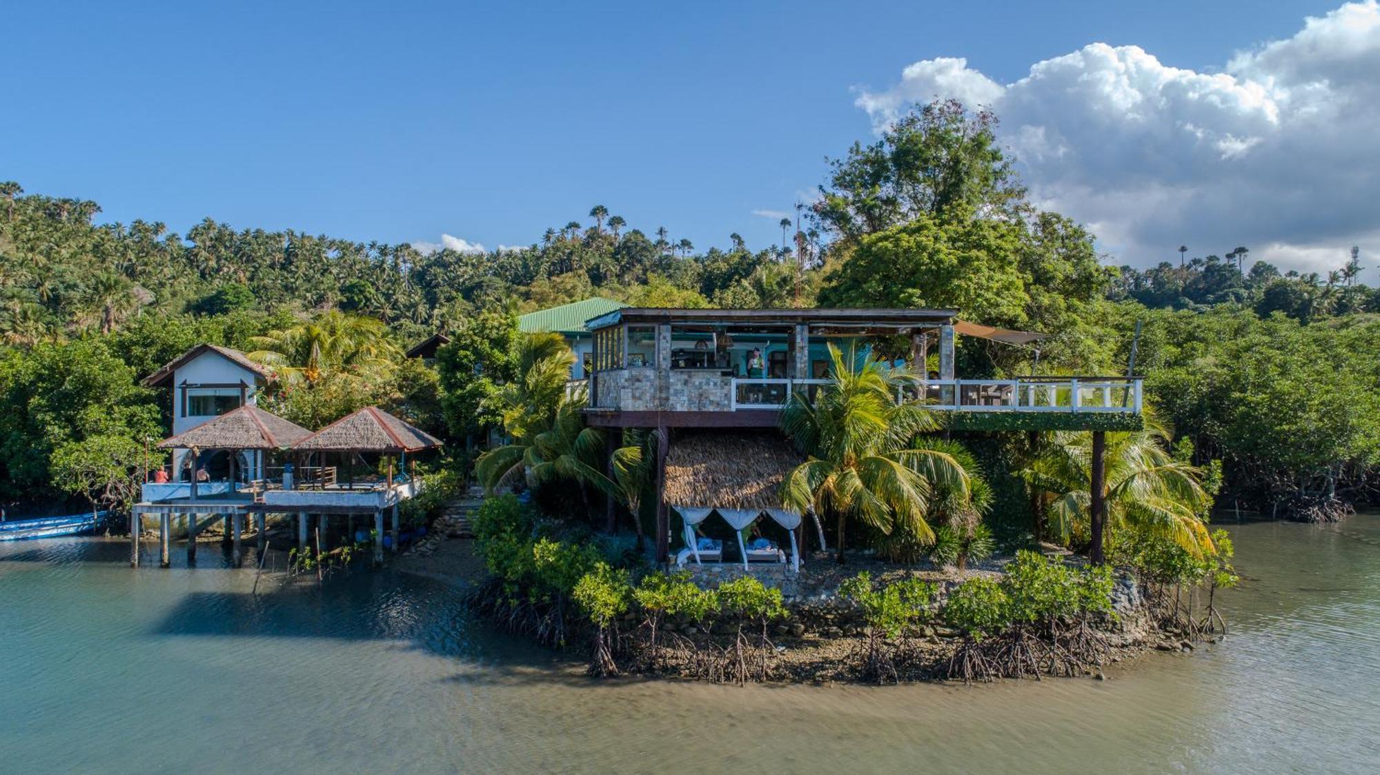 Edgewater Dive & Spa Resort Puerto Galera Buitenkant foto