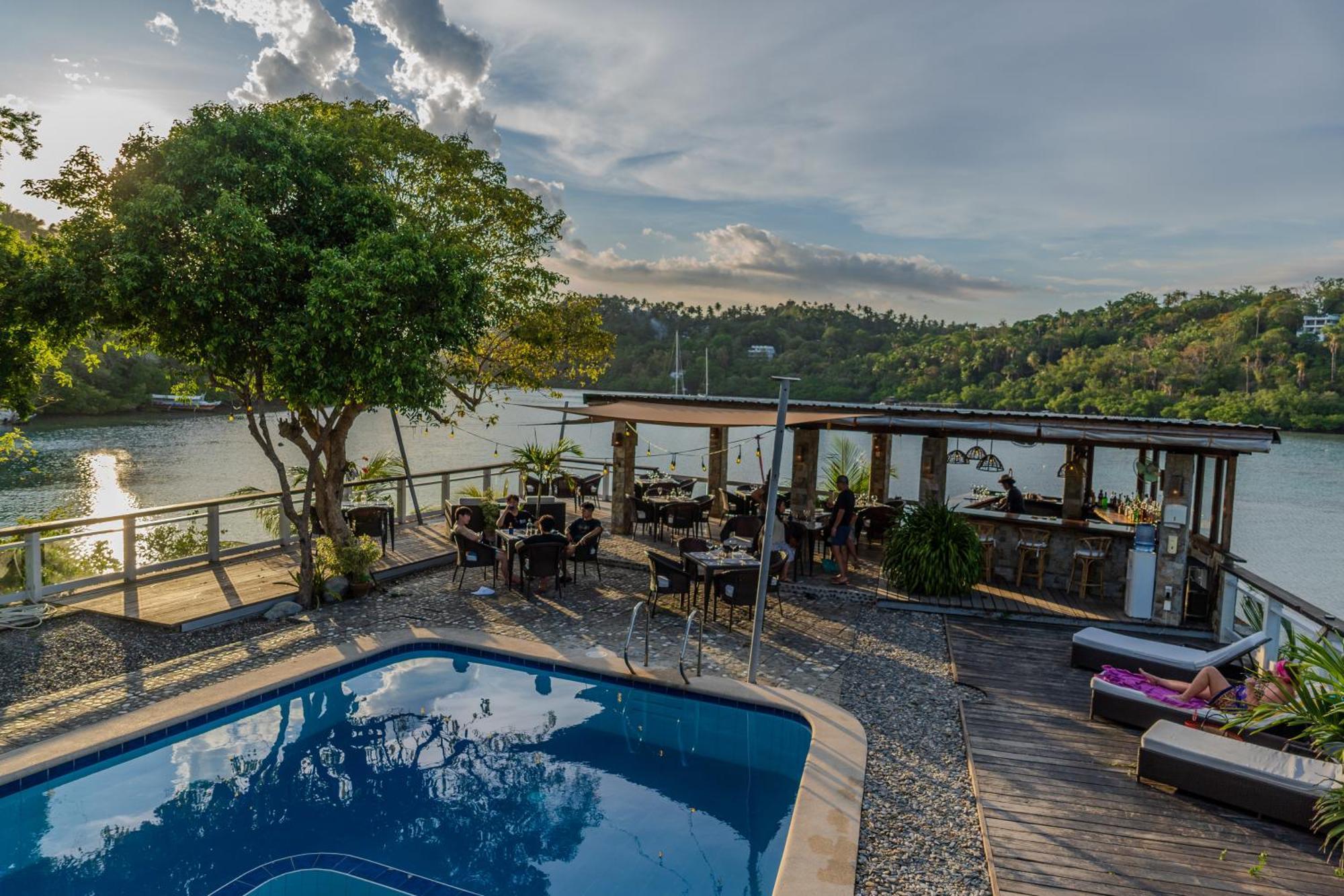 Edgewater Dive & Spa Resort Puerto Galera Buitenkant foto