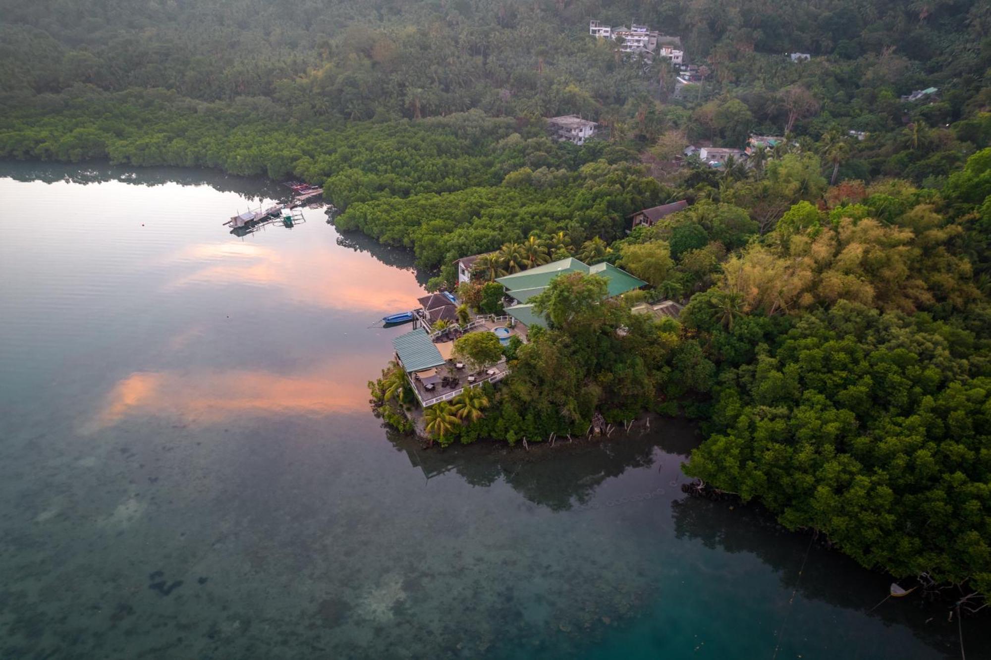 Edgewater Dive & Spa Resort Puerto Galera Buitenkant foto