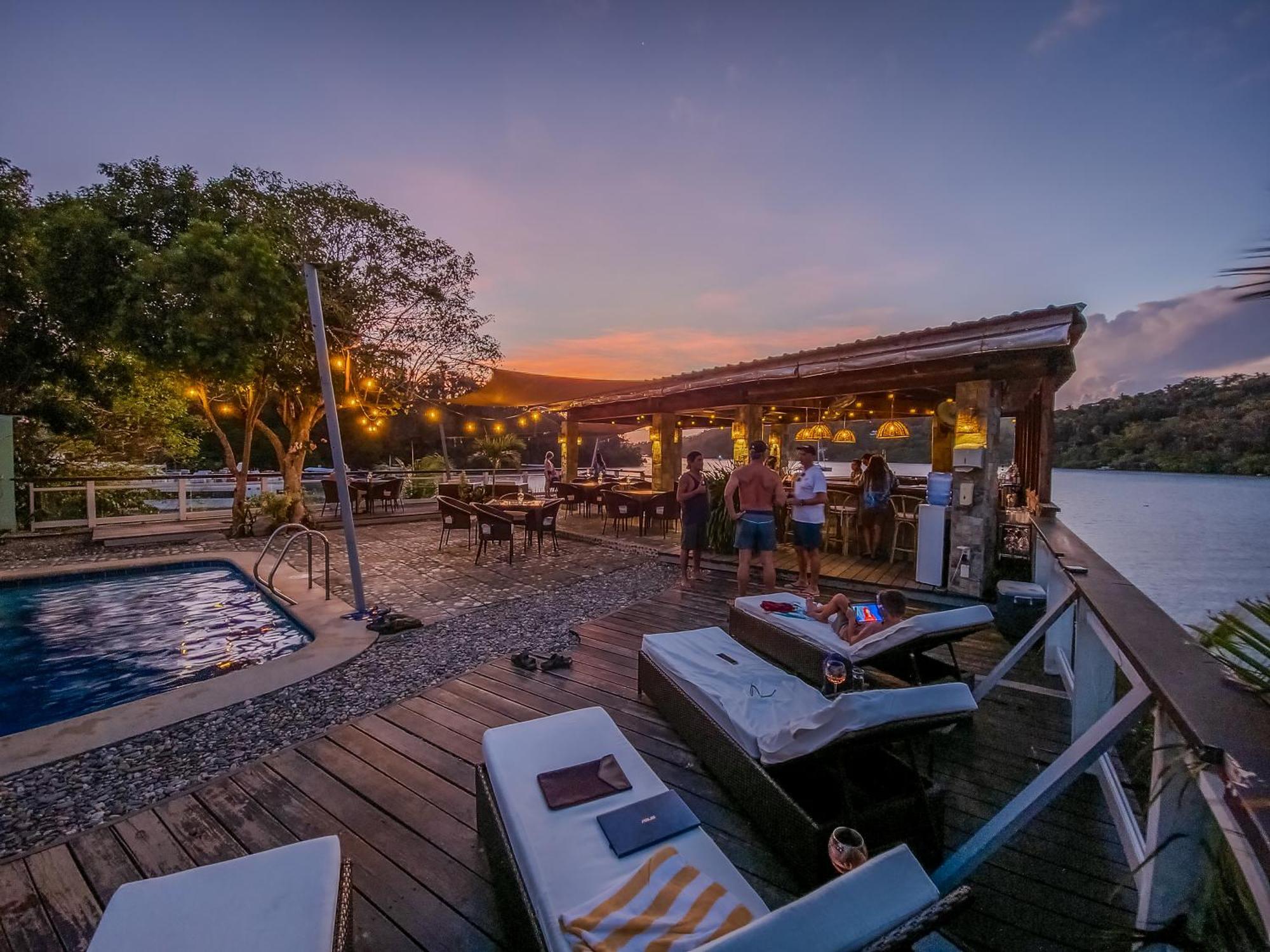 Edgewater Dive & Spa Resort Puerto Galera Buitenkant foto