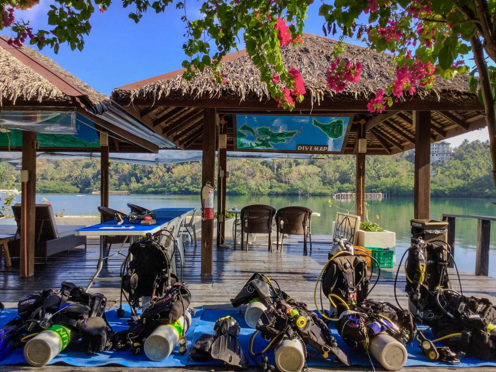 Edgewater Dive & Spa Resort Puerto Galera Buitenkant foto