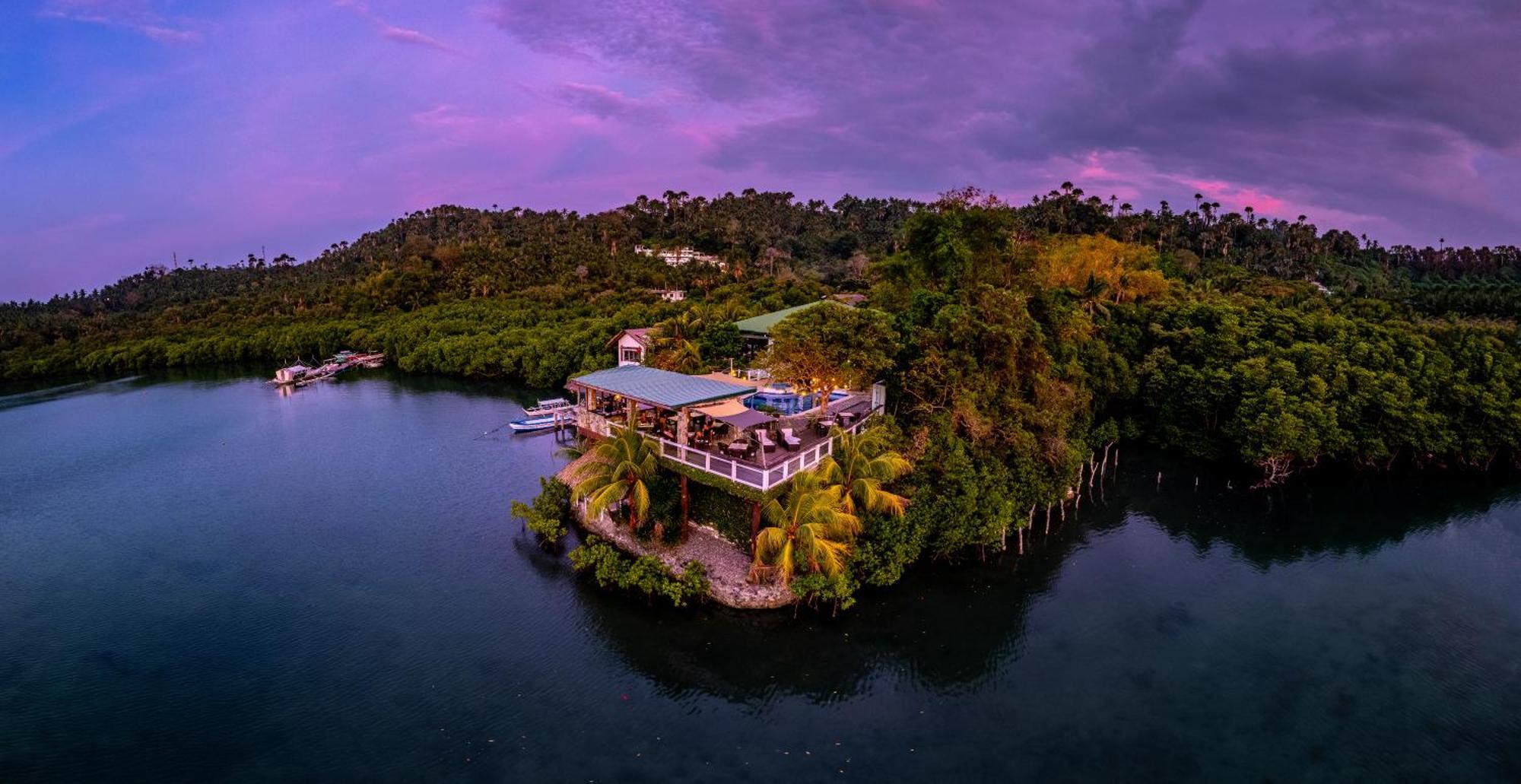 Edgewater Dive & Spa Resort Puerto Galera Buitenkant foto