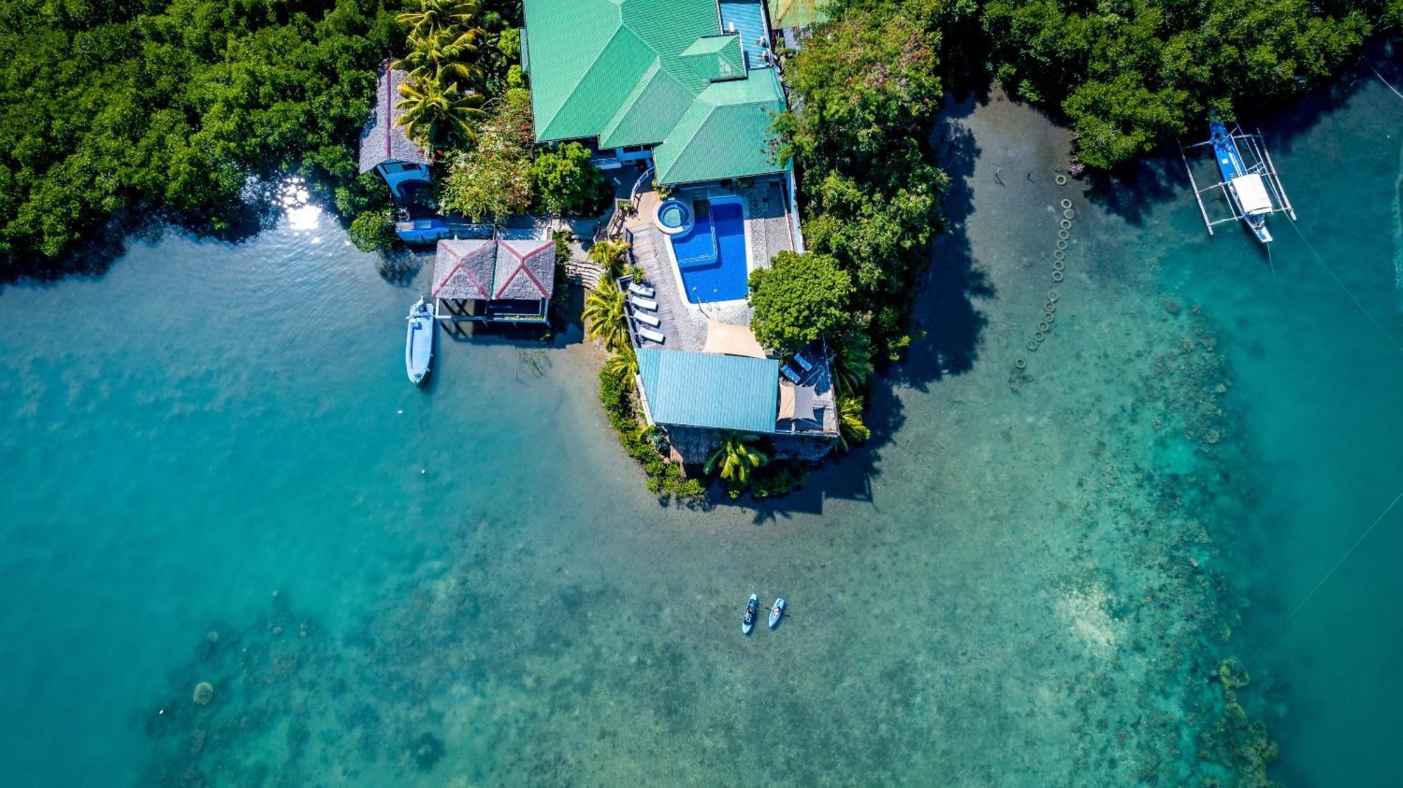 Edgewater Dive & Spa Resort Puerto Galera Buitenkant foto