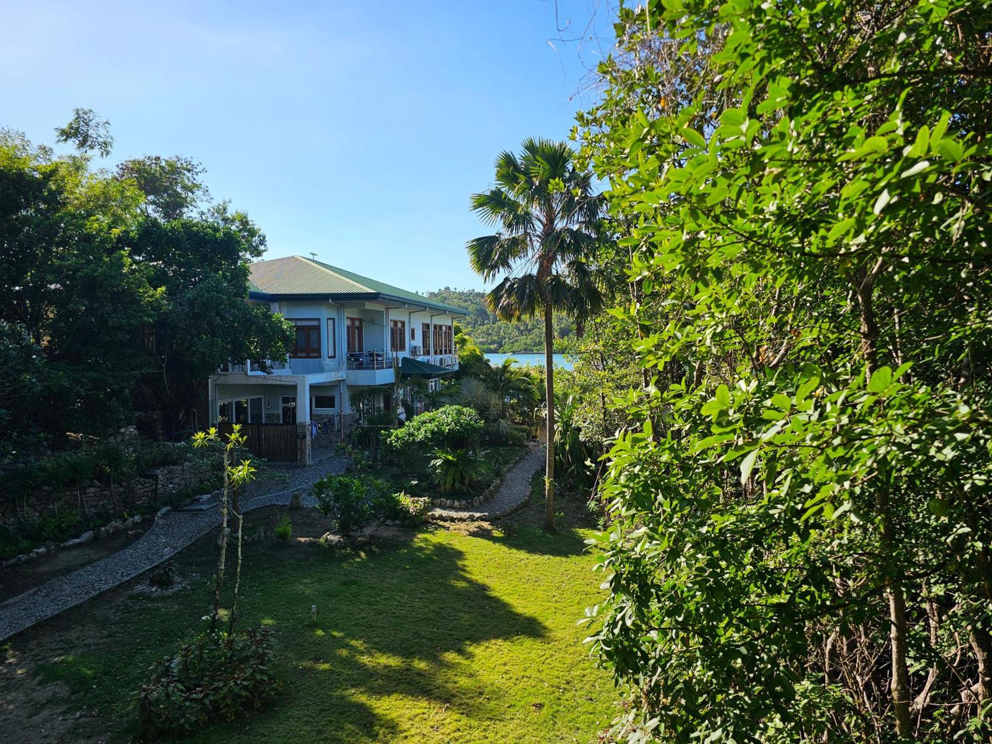 Edgewater Dive & Spa Resort Puerto Galera Buitenkant foto