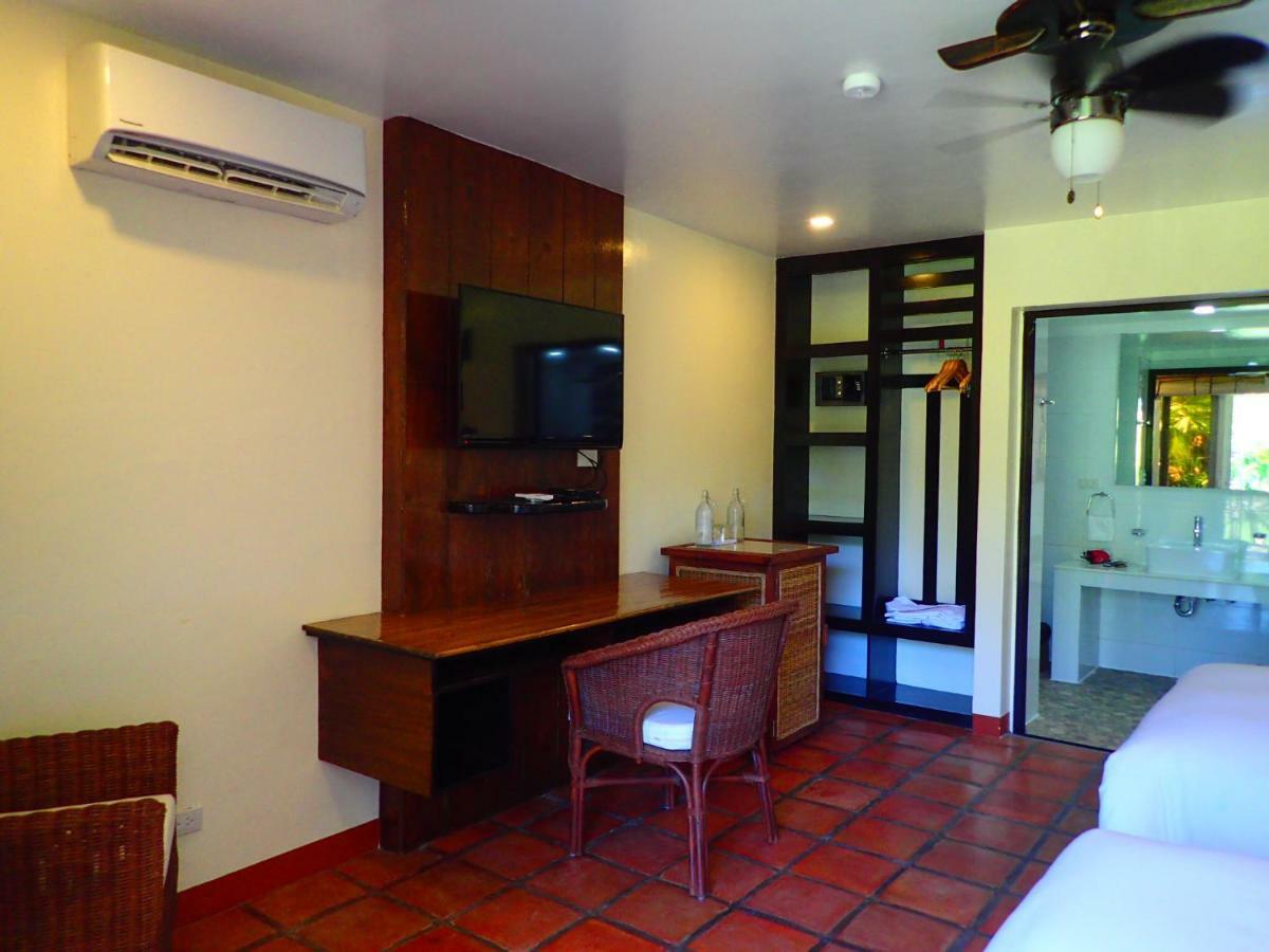 Edgewater Dive & Spa Resort Puerto Galera Buitenkant foto