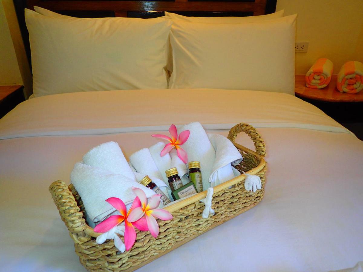 Edgewater Dive & Spa Resort Puerto Galera Buitenkant foto