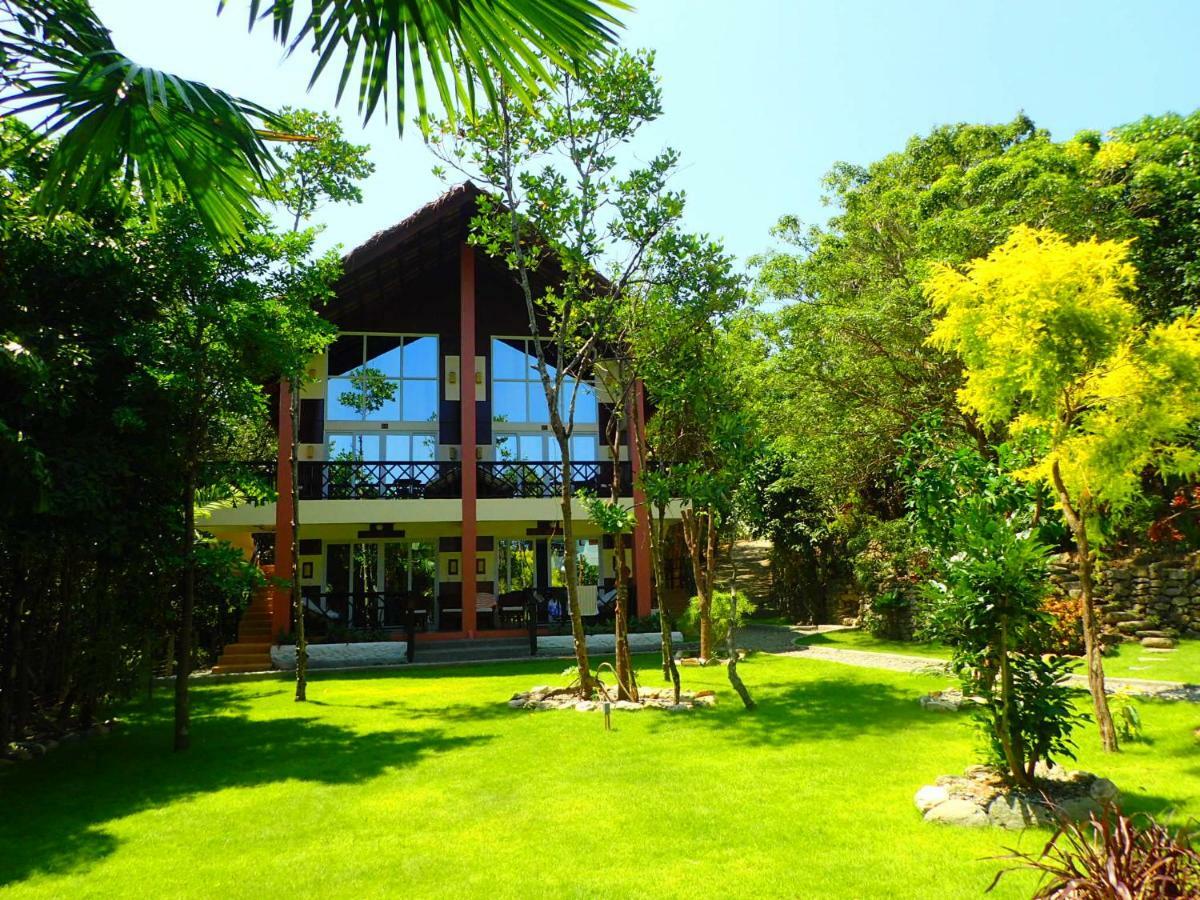Edgewater Dive & Spa Resort Puerto Galera Buitenkant foto